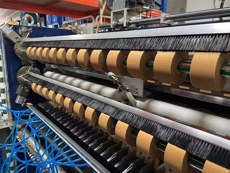 一站式解決方案:運(yùn)動(dòng)膠帶分切機(jī)的多功能應(yīng)用