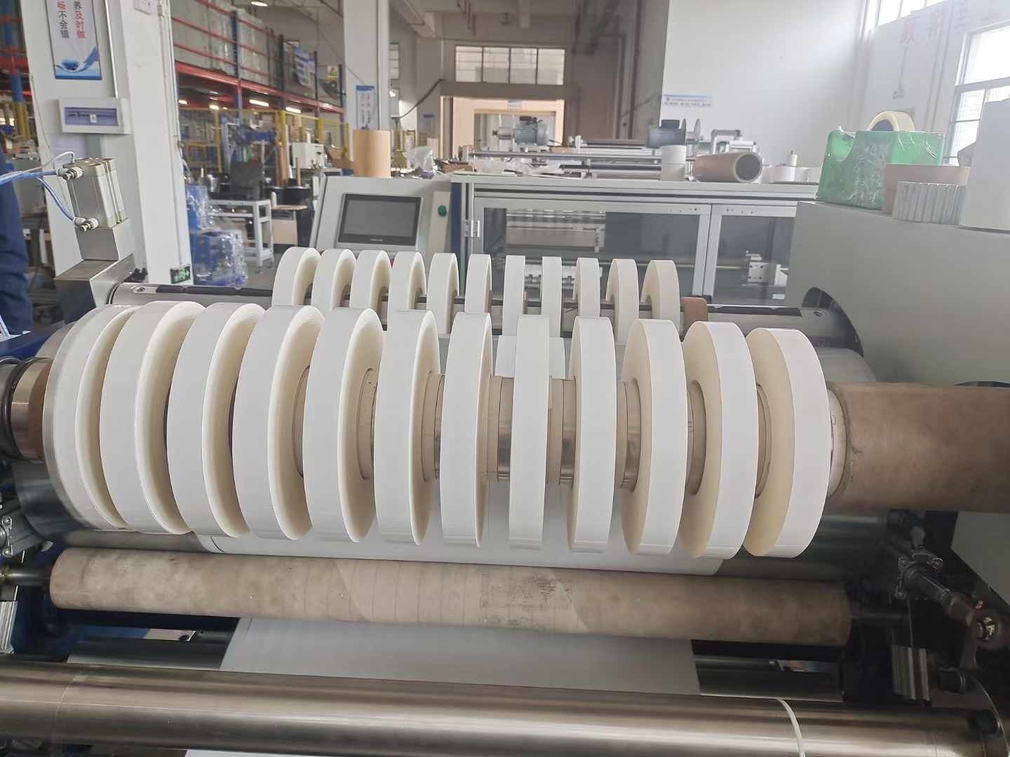 分切機(jī)的行業(yè)適配性:從包裝到新能源的廣泛用途